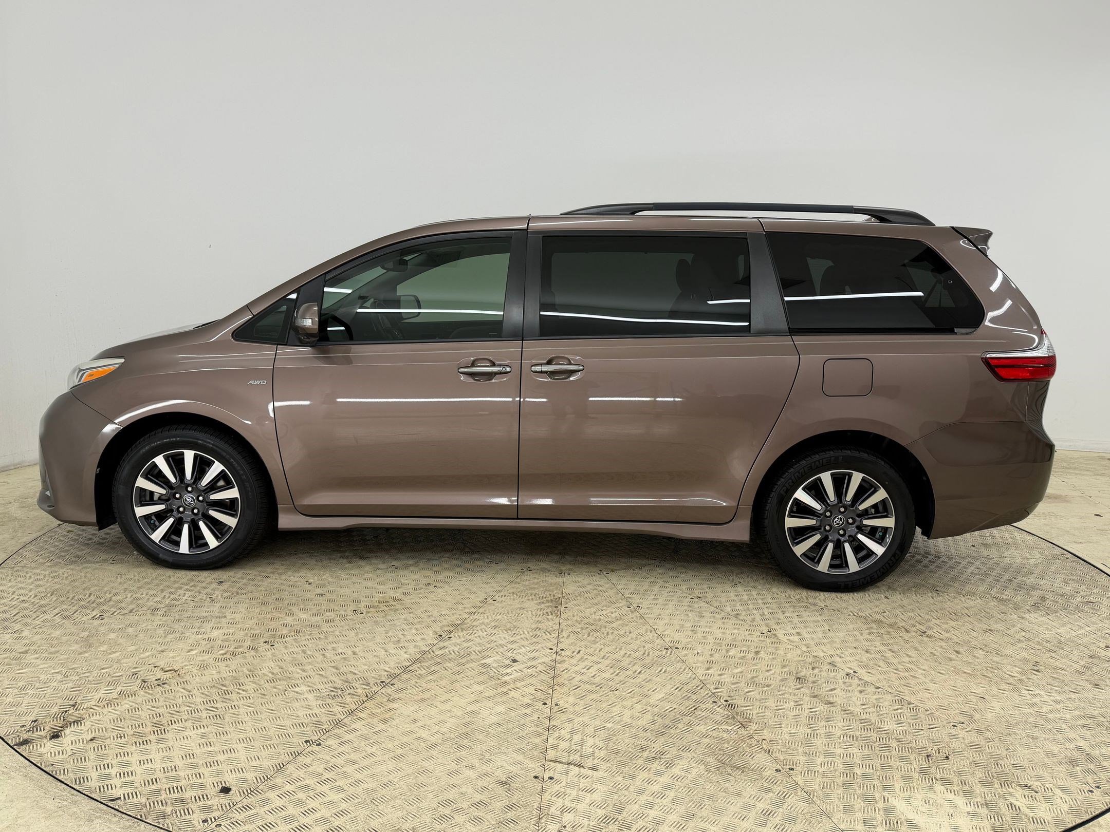 Used 2018 Toyota Sienna Limited Premium image 2