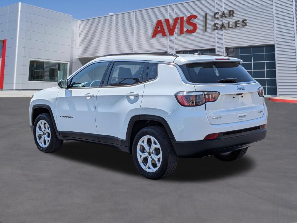 Used 2025 Jeep Compass Latitude w/ Sun & Sound Group AWD/4WD image 9