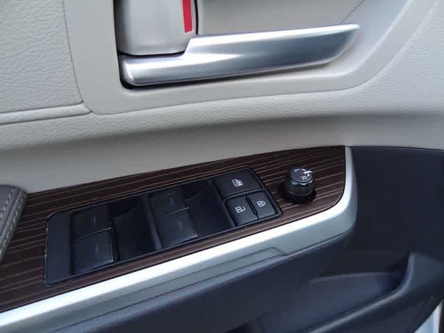 Used 2024 Toyota Sienna XLE FWD image 22