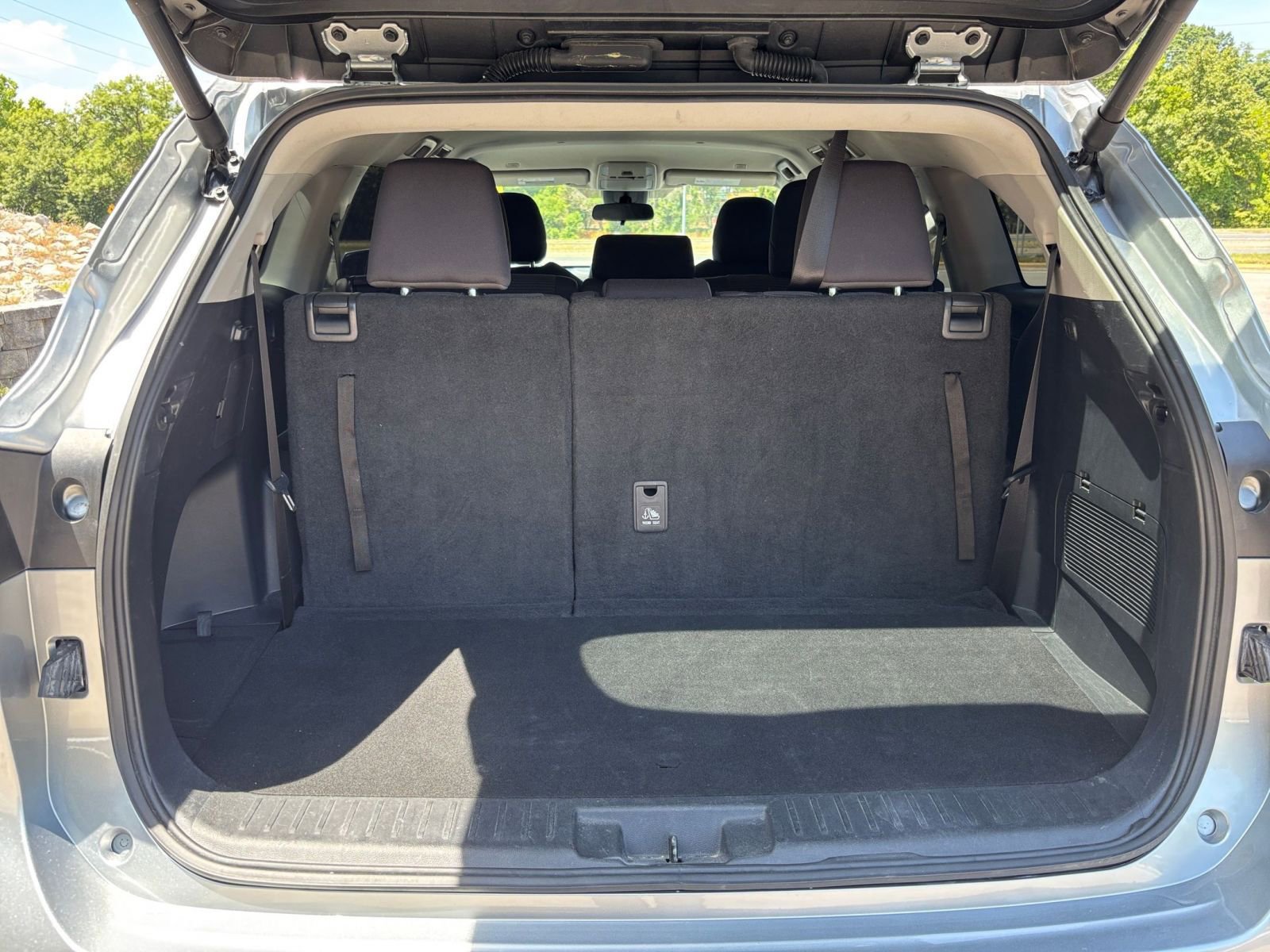 Used 2025 Toyota Highlander LE FWD image 29