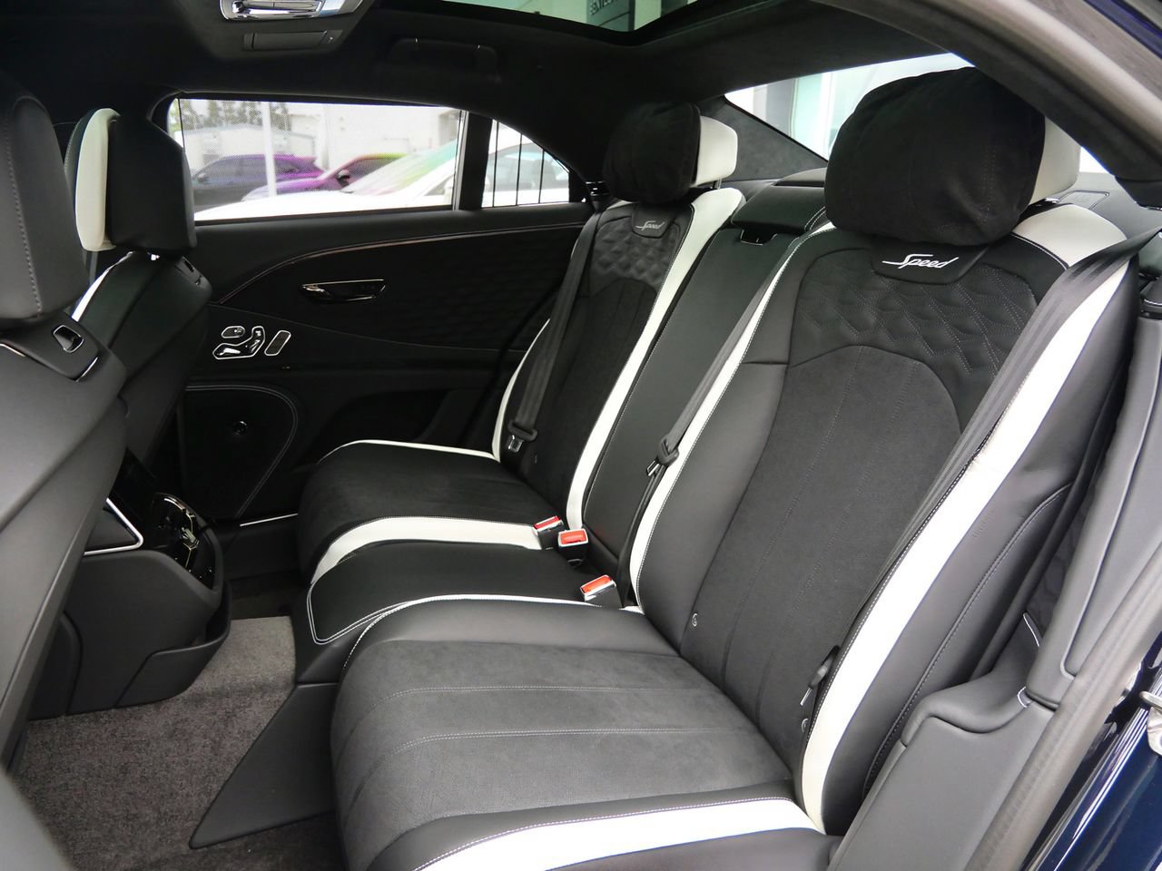 Used 2025 Bentley Flying Spur Plug-In Hybrid AWD/4WD image 24
