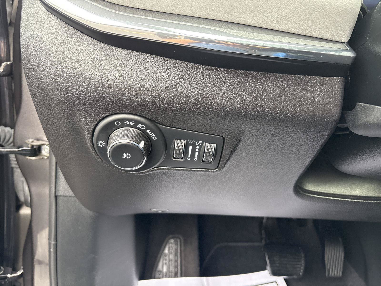 Used 2023 Jeep Compass Limited AWD/4WD image 19