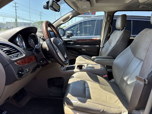 Used 2015 Chrysler Town & Country Limited Platinum image 12