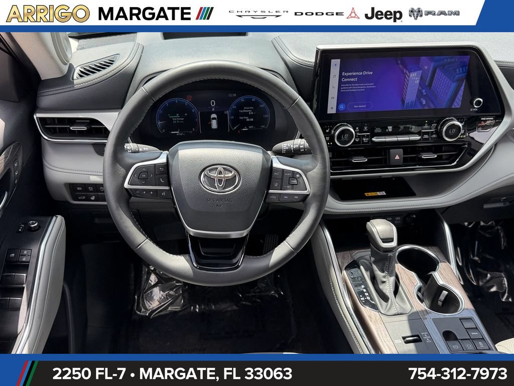 Used 2024 Toyota Highlander Platinum FWD image 14