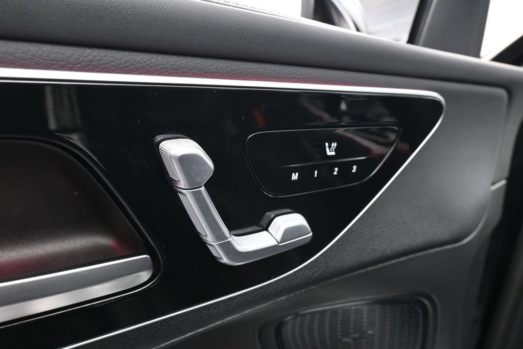 Used 2025 Mercedes-Benz GLC 300 4MATIC image 16
