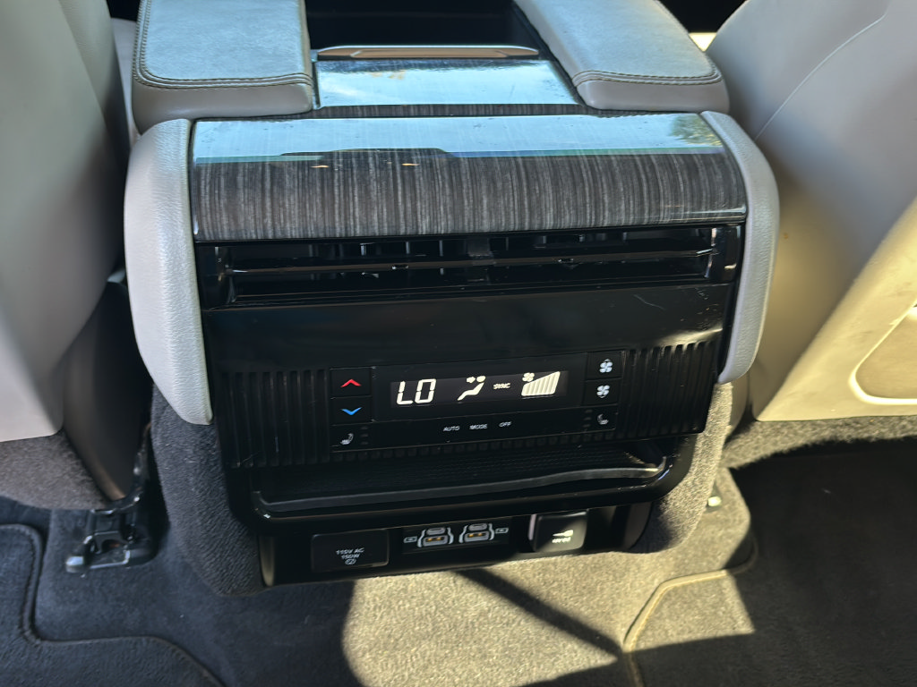 Used 2022 Jeep Wagoneer Series III RWD image 17
