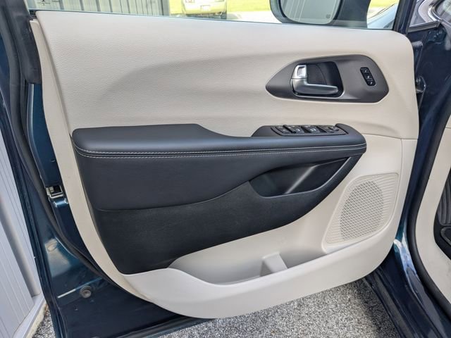 Used 2023 Chrysler Pacifica Touring-L image 26