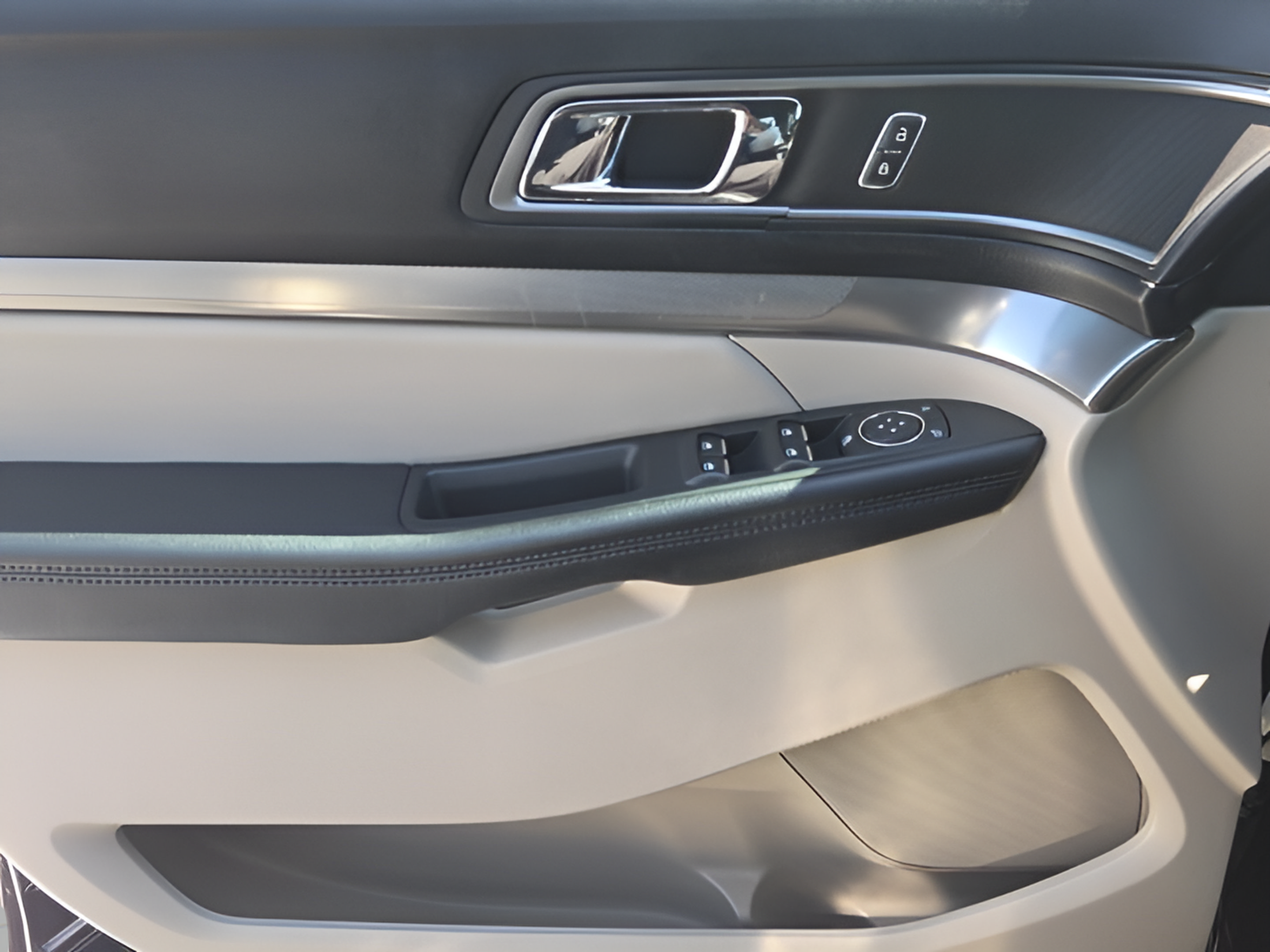 Used 2019 Ford Explorer XLT w/ Equipment Group 202A FWD image 29