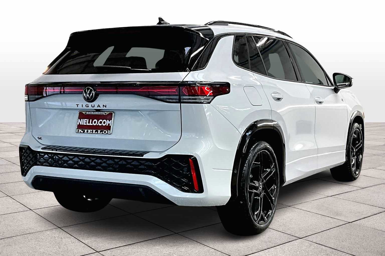 New 2026 Volkswagen Tiguan SE R-Line image 4