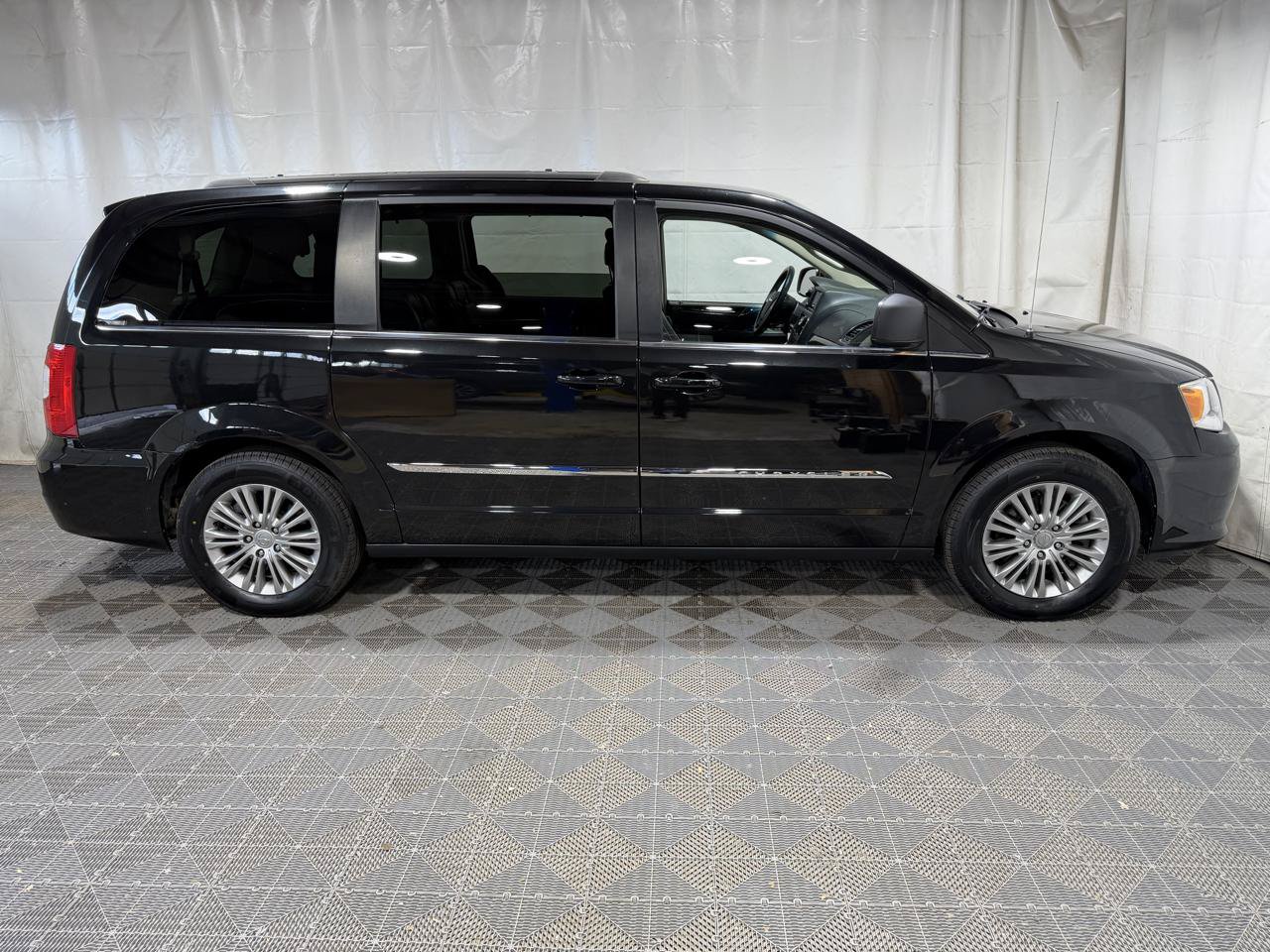Used 2016 Chrysler Town & Country Touring FWD image 9