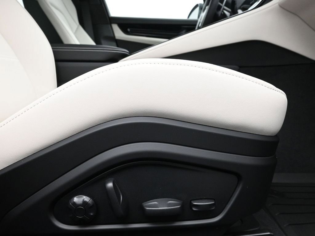 Used 2026 Porsche Panamera image 14