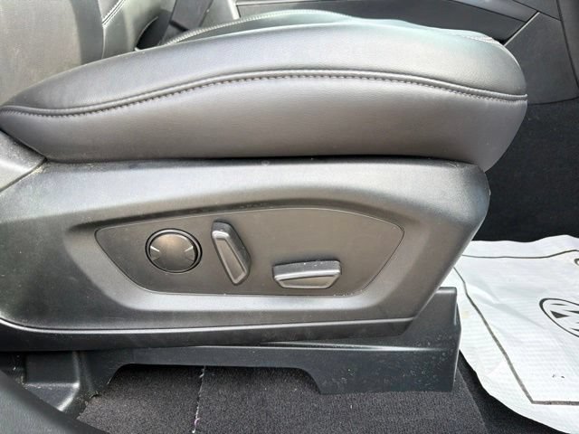 Used 2024 Ford Explorer XLT w/ Equipment Group 202A AWD/4WD image 32
