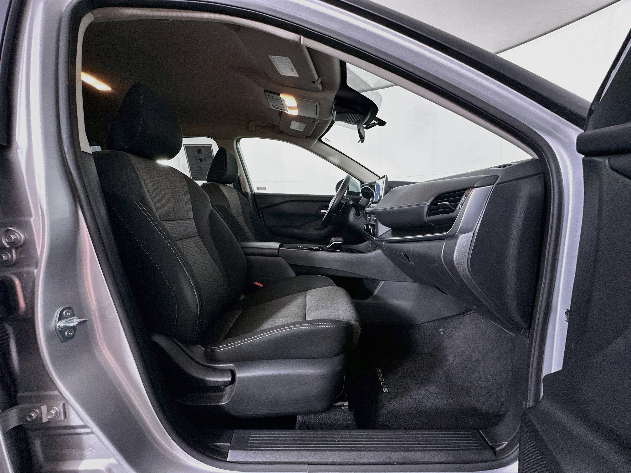 Used 2025 Nissan Rogue SV FWD image 32