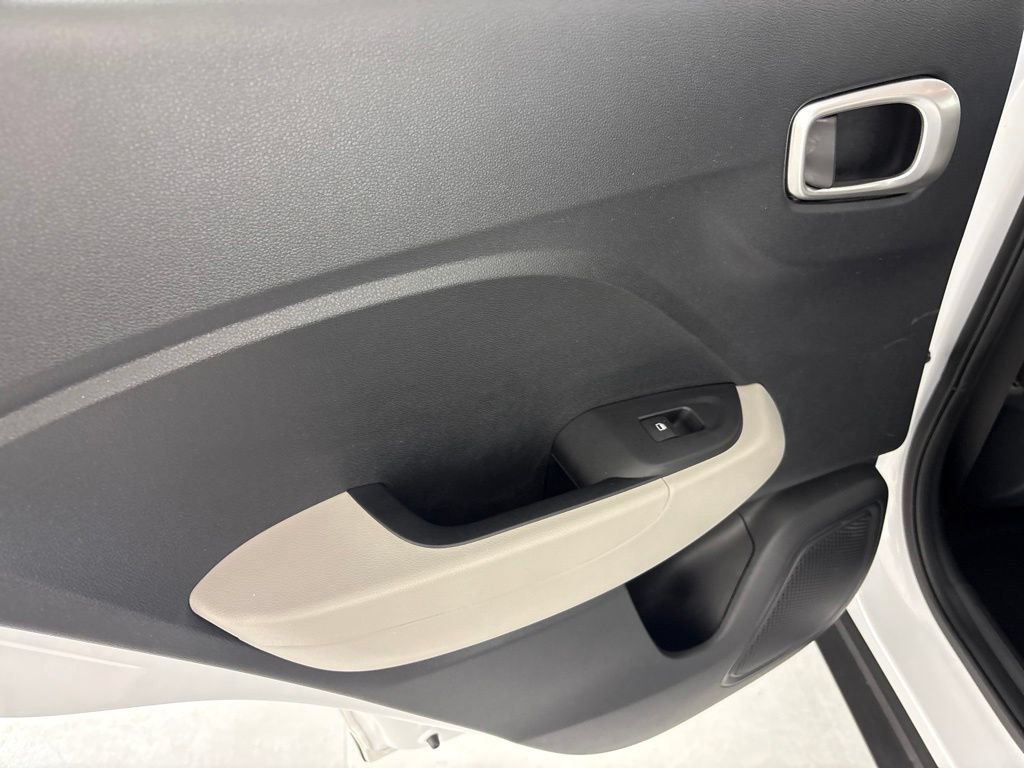Used 2025 Hyundai Venue SEL FWD image 21