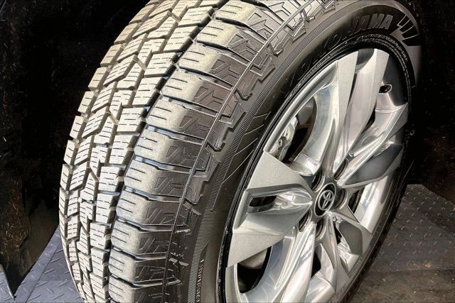 Used 2024 Toyota Sienna Limited image 33