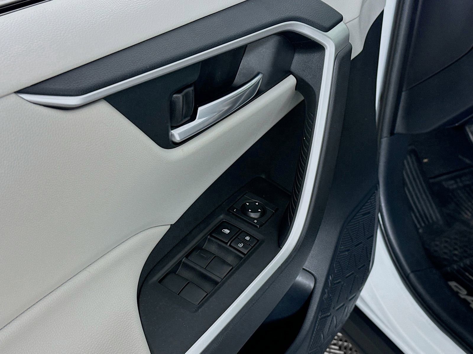 Used 2019 Toyota RAV4 XLE AWD/4WD image 15