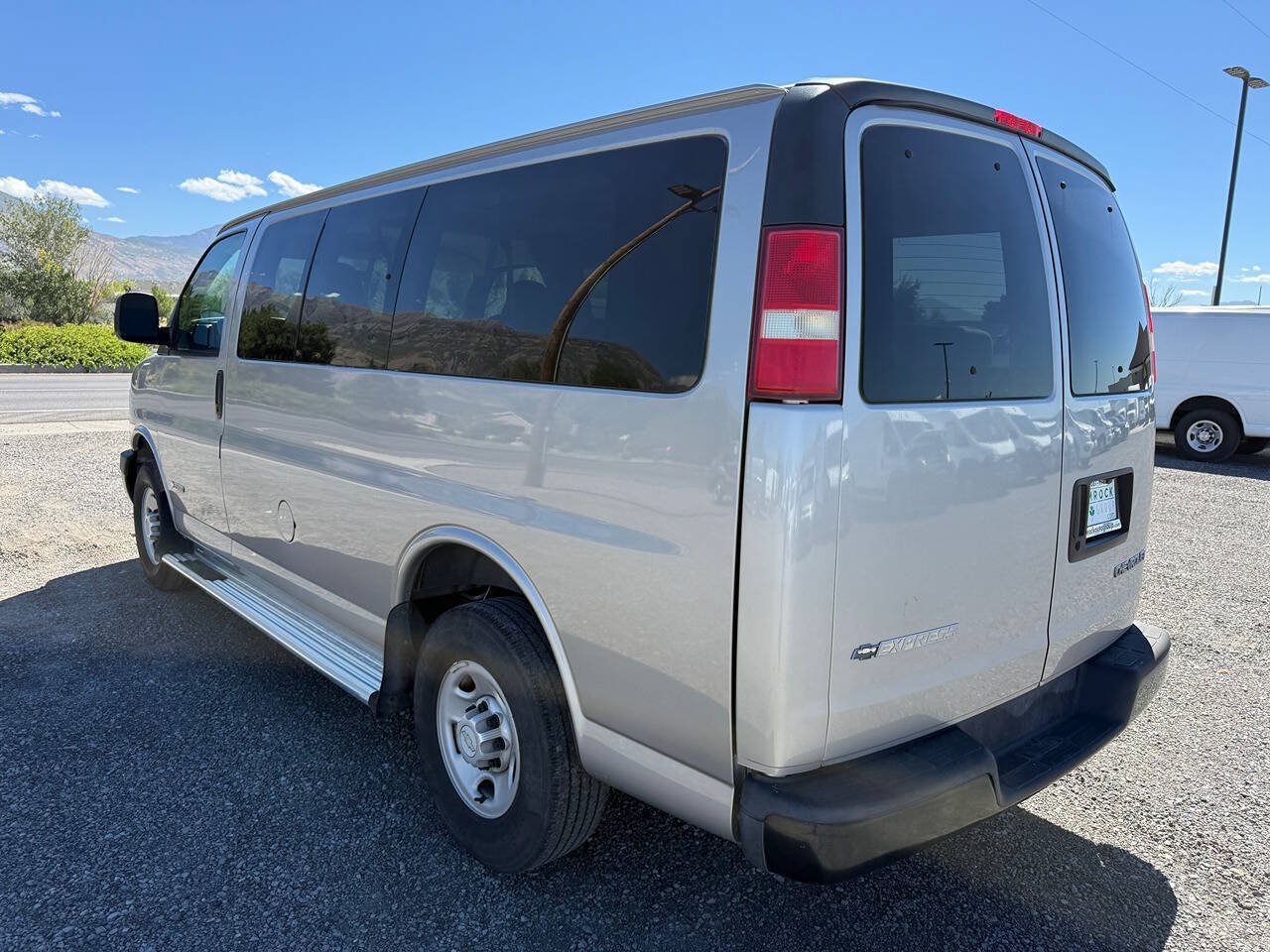 Used 2005 Chevrolet Express 2500 Passenger RWD image 5