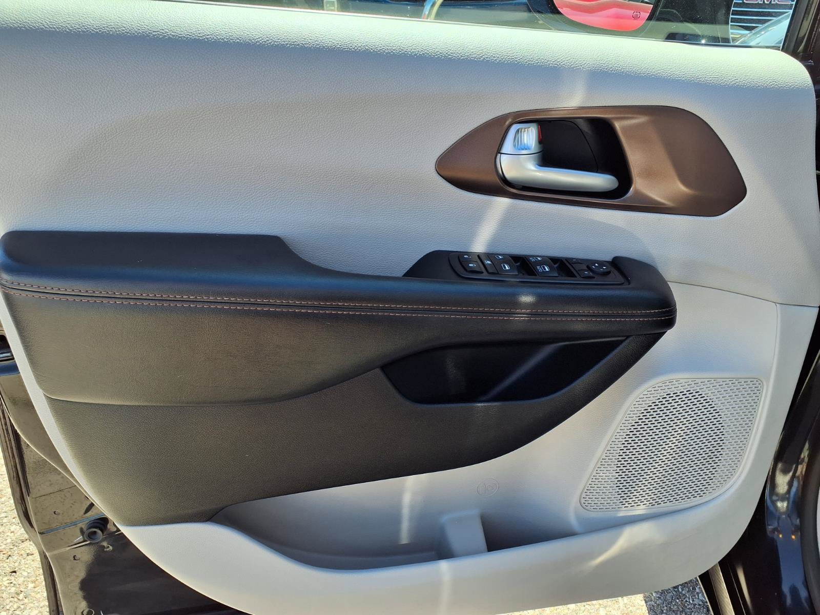 Used 2018 Chrysler Pacifica Touring-L w/ Advanced Safetytec Group FWD image 12