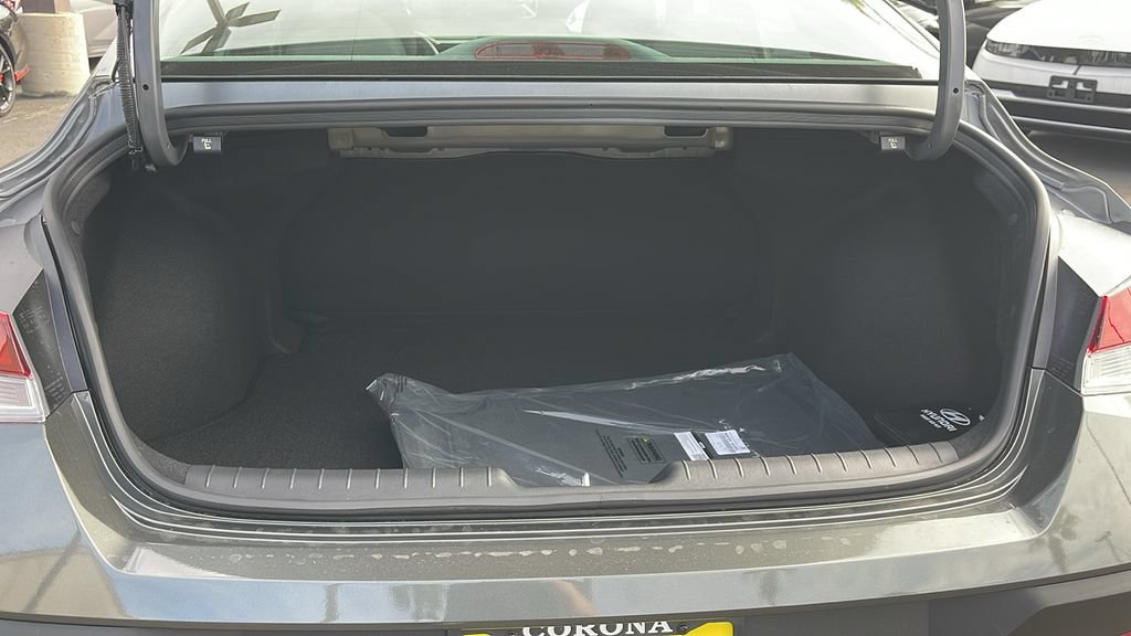 Used 2026 Hyundai Elantra SE FWD image 29