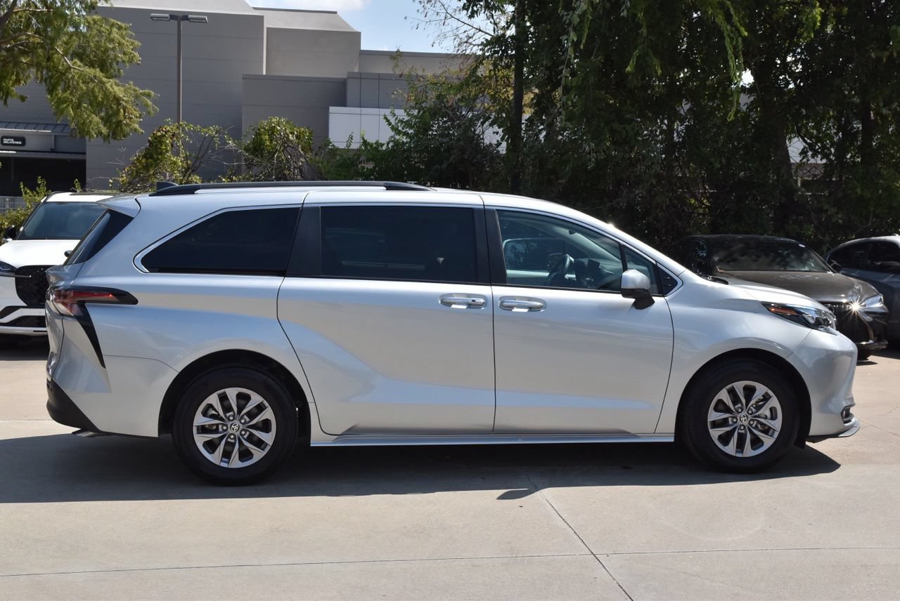 Used 2025 Toyota Sienna XLE FWD image 6