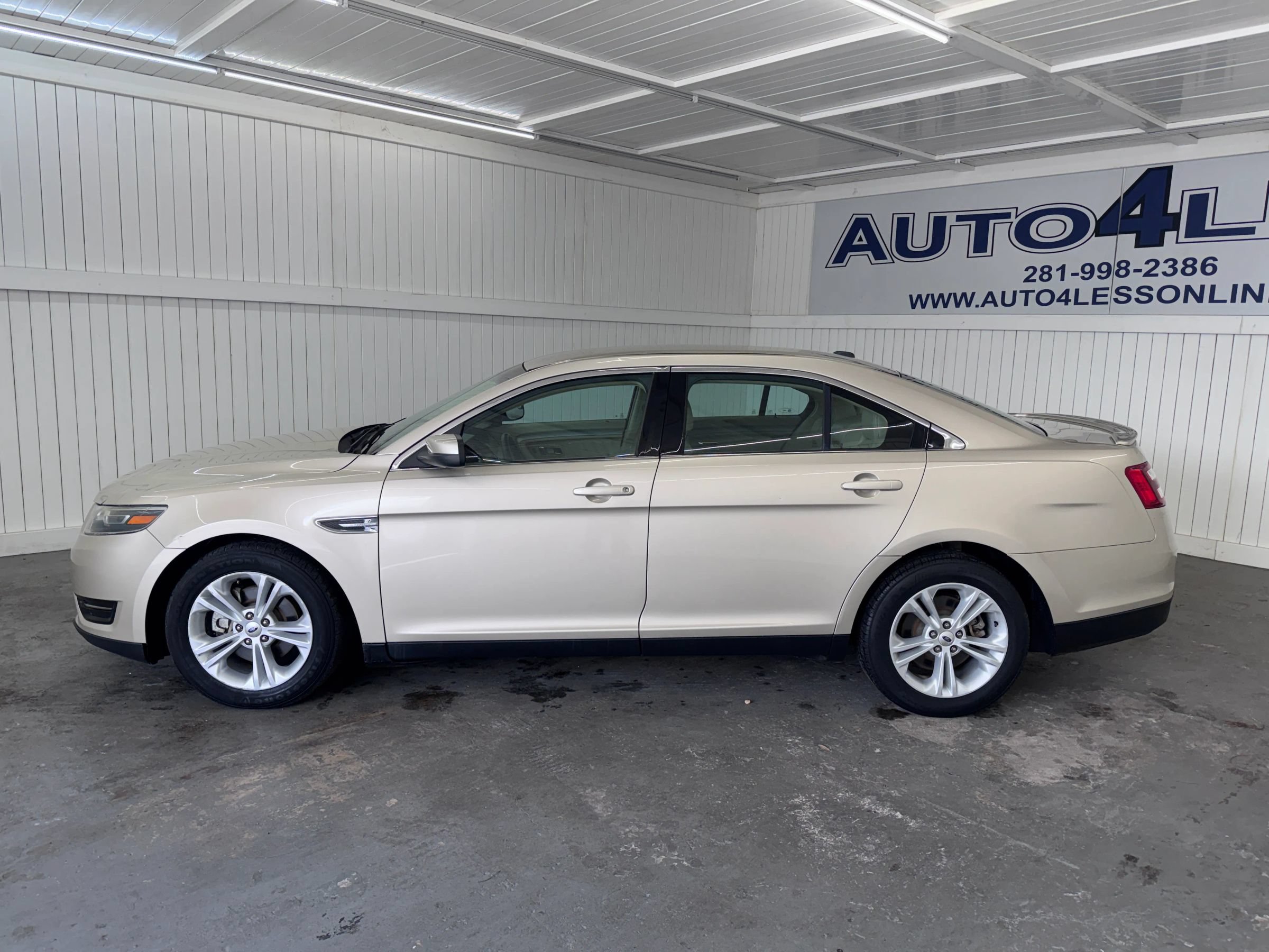 Used 2018 Ford Taurus SEL FWD image 8