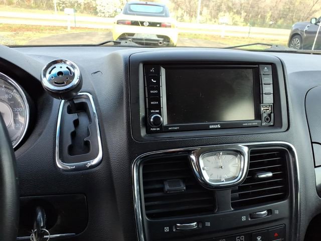 Used 2015 Chrysler Town & Country Touring image 12