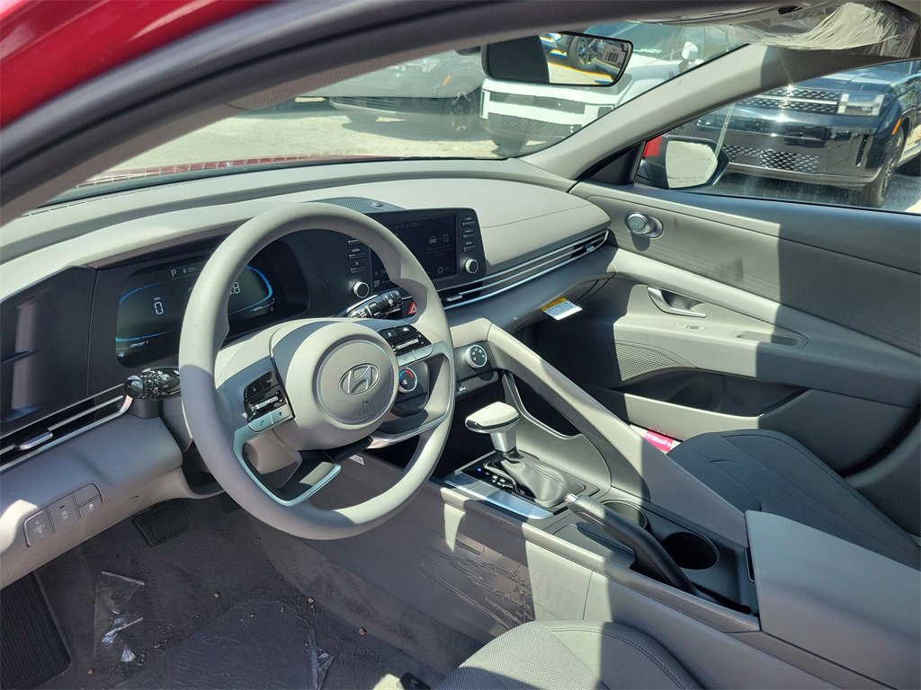 Used 2025 Hyundai Elantra SE image 8