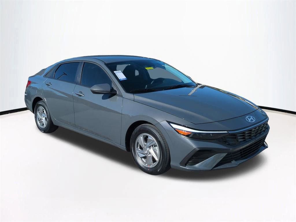 New 2026 Hyundai Elantra SE FWD image 2