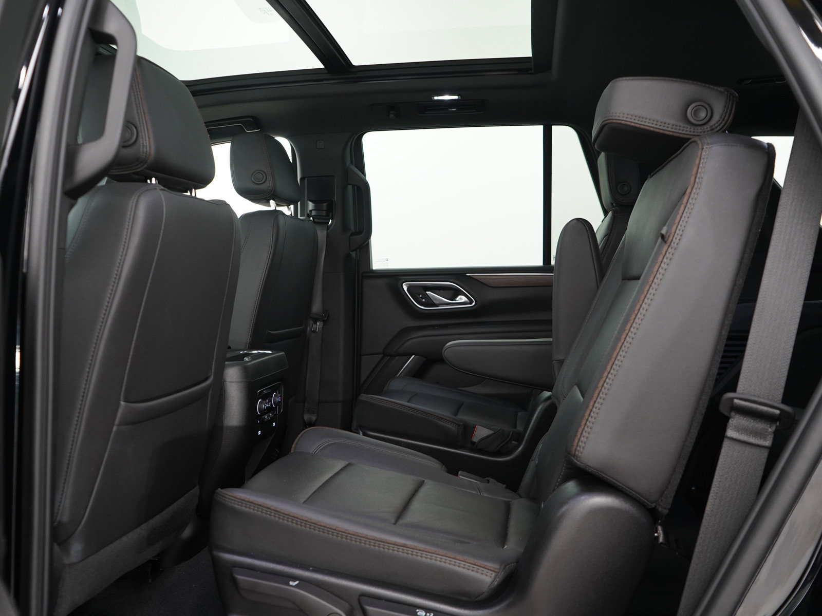 Used 2024 Chevrolet Tahoe High Country AWD/4WD image 16