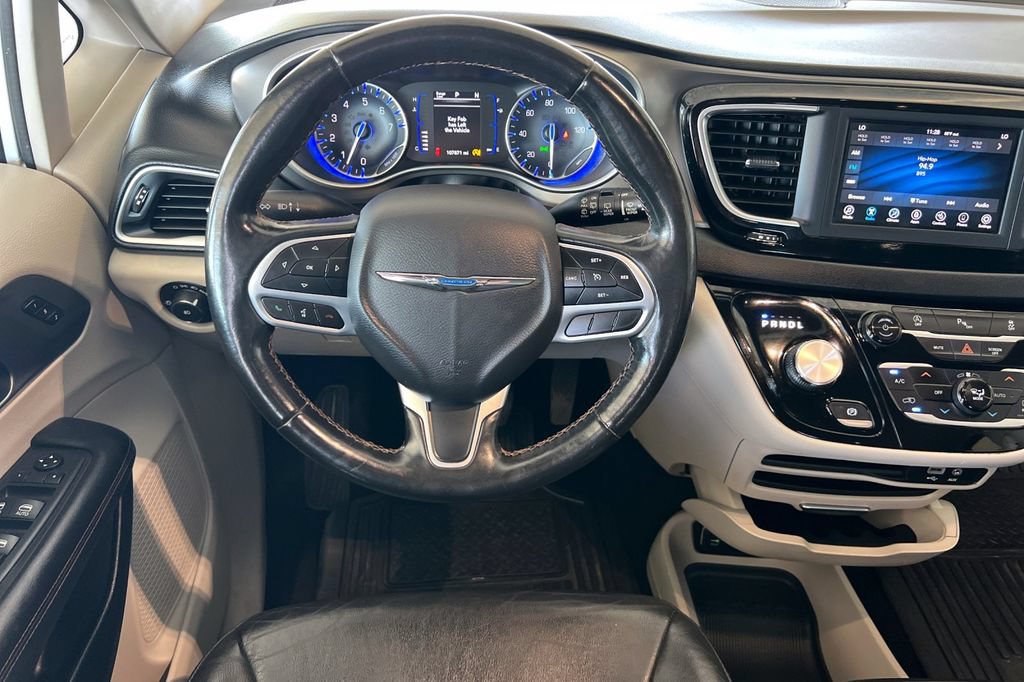Used 2020 Chrysler Pacifica Touring-L FWD image 16