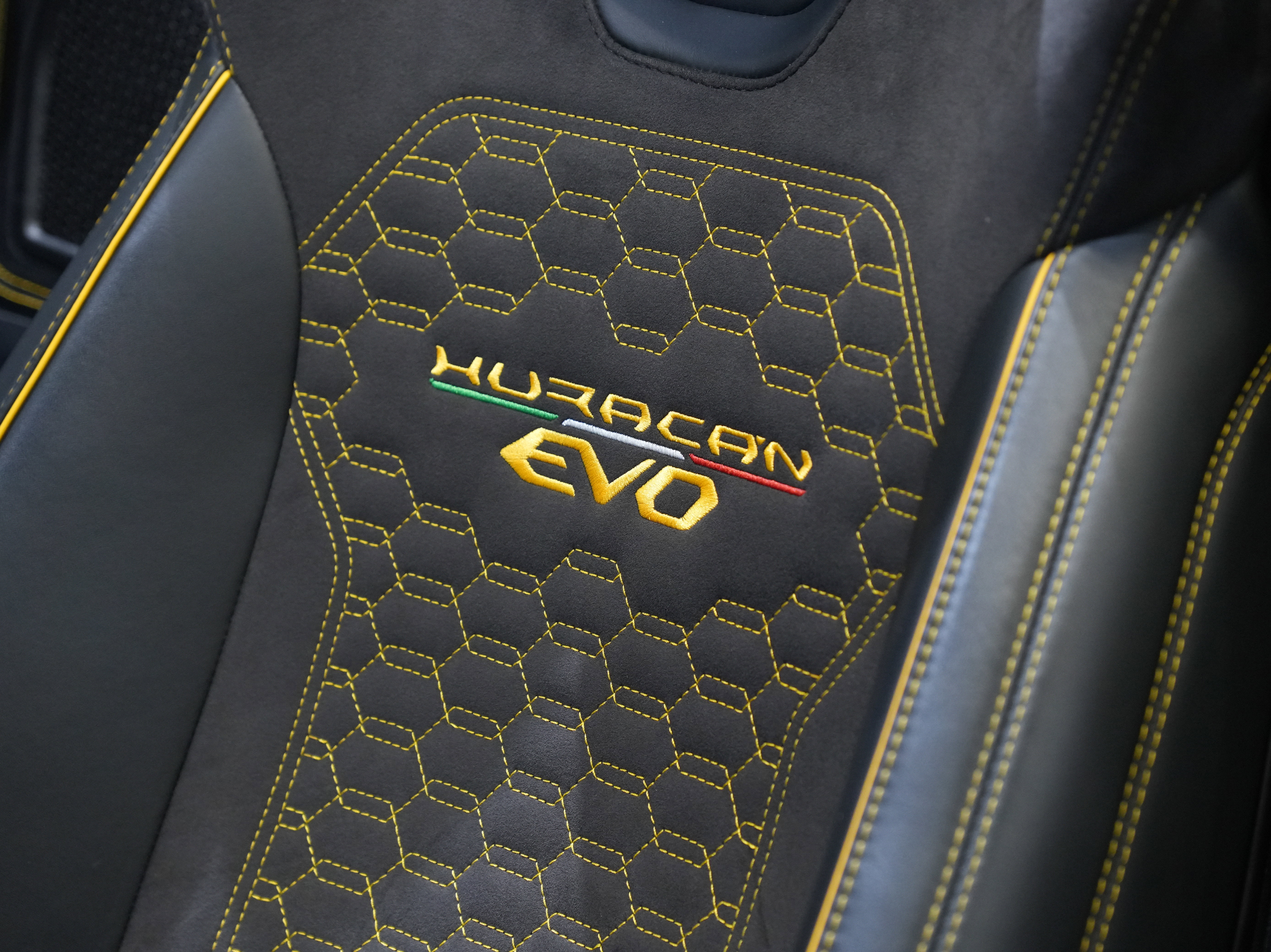 Used 2024 Lamborghini Huracan EVO image 41