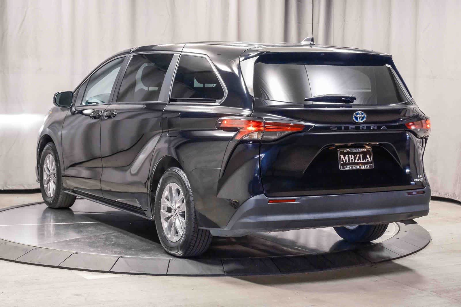 Used 2022 Toyota Sienna LE FWD image 2