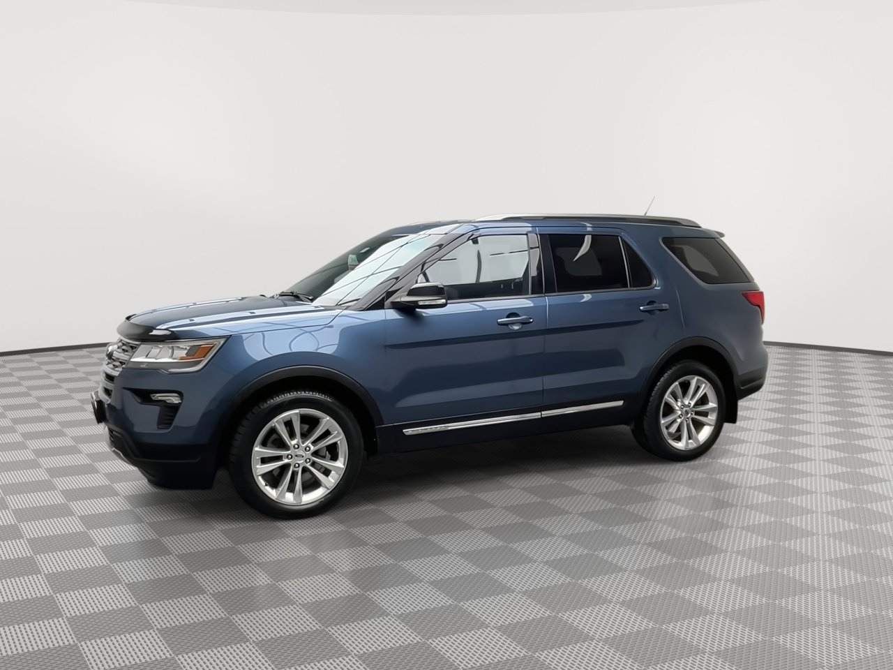 Used 2018 Ford Explorer XLT w/ Equipment Group 202A AWD/4WD image 36