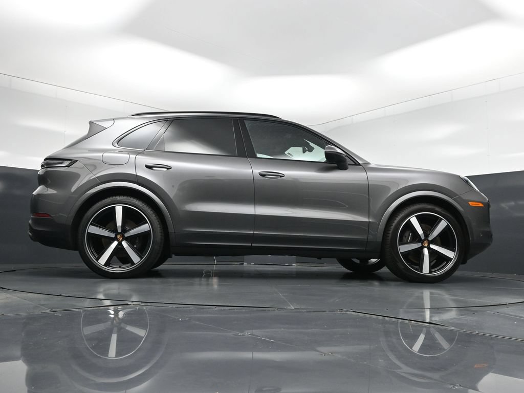 Certified 2025 Porsche Cayenne AWD/4WD image 28