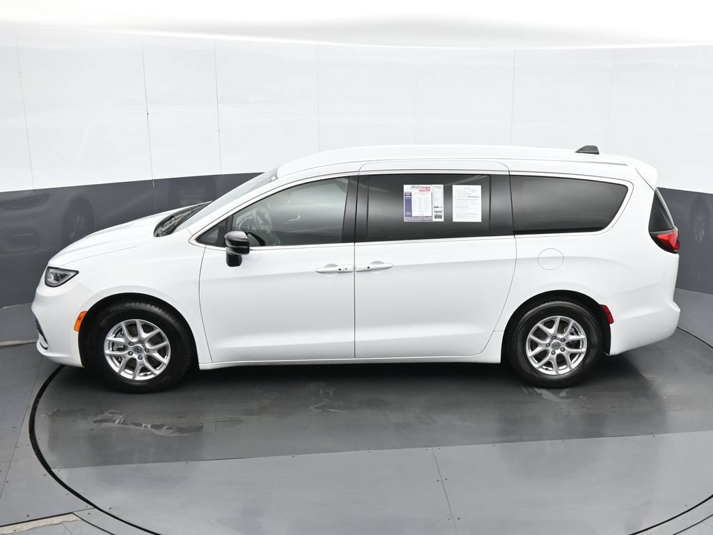 Used 2025 Chrysler Pacifica Select FWD image 18