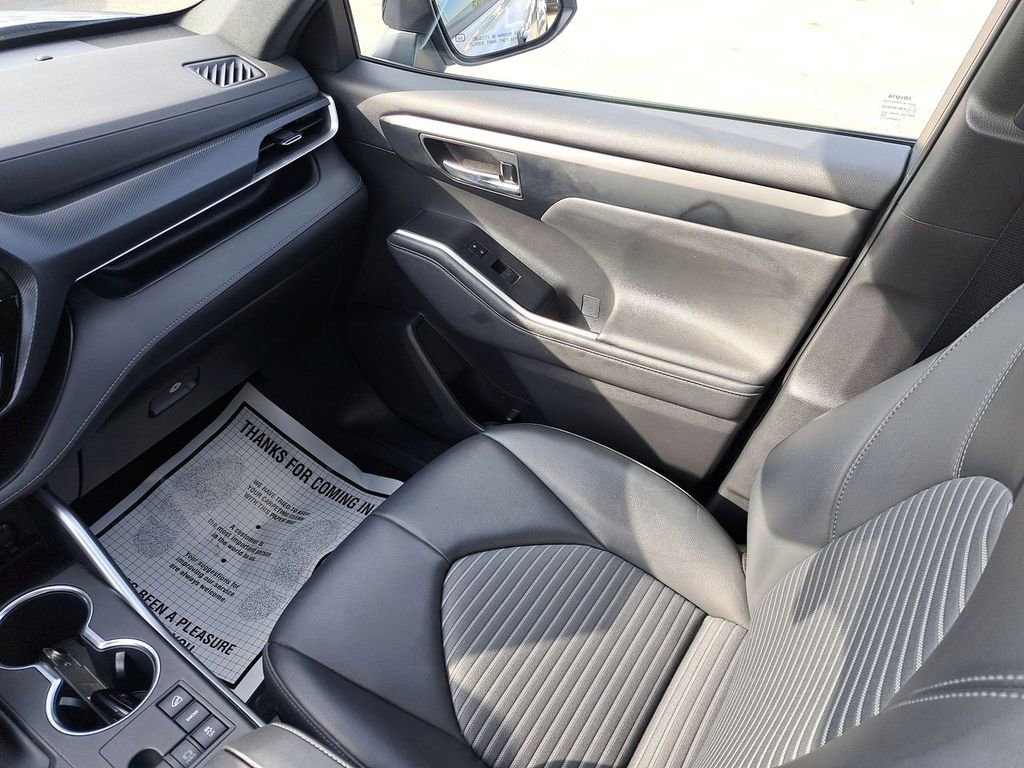 Used 2023 Toyota Highlander XSE image 17
