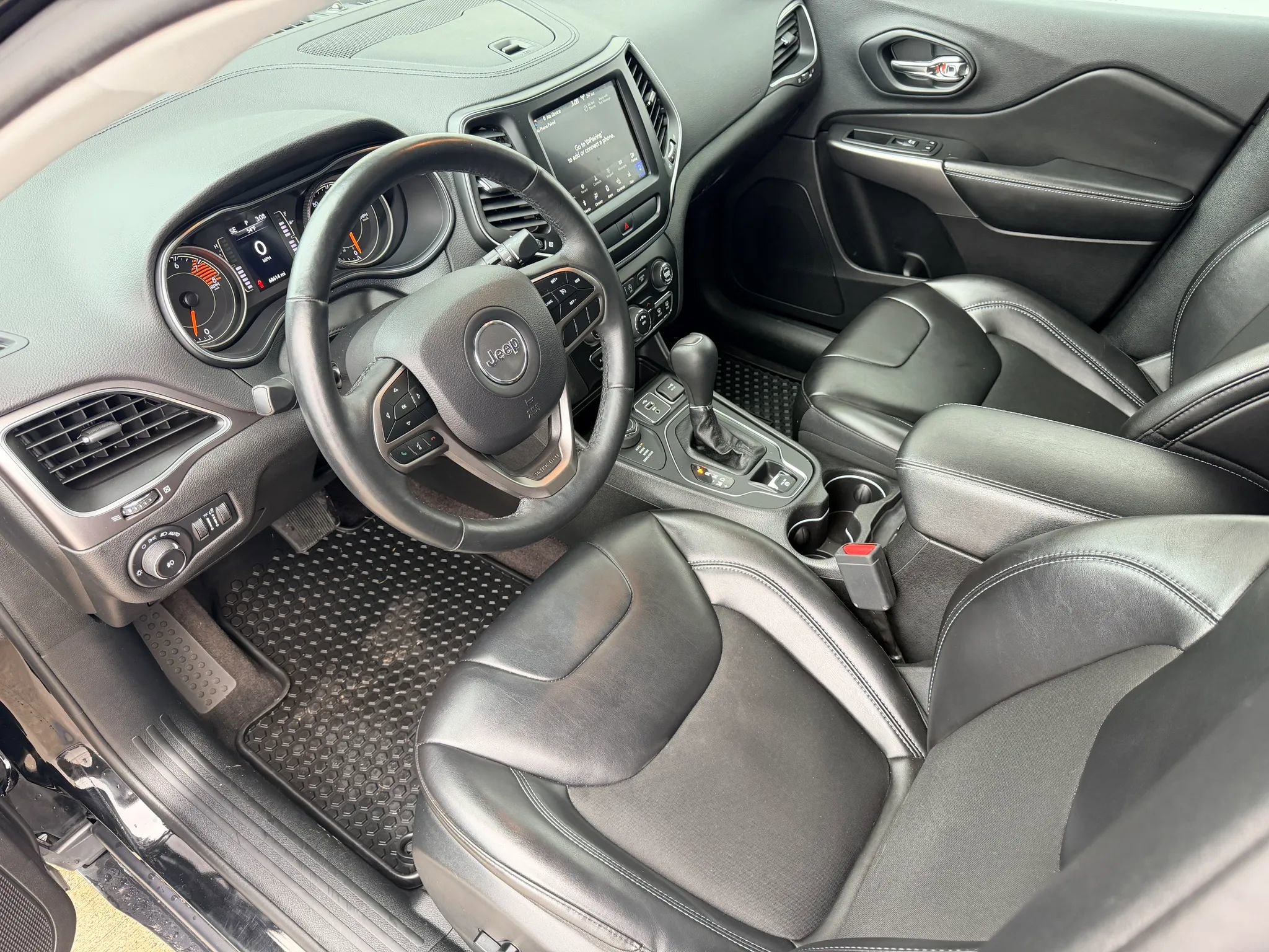 Used 2019 Jeep Cherokee Latitude Plus w/ Cold Weather Group AWD/4WD image 10