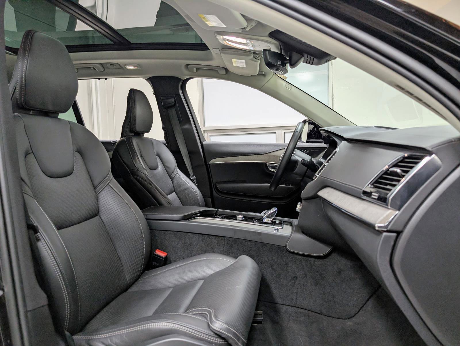 Used 2025 Volvo XC90 T8 Ultra w/ Protection Package Premier image 31