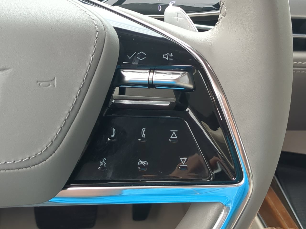 Used 2025 Cadillac Escalade Sport Platinum w/ LPO, Floor Liner Package AWD/4WD image 25
