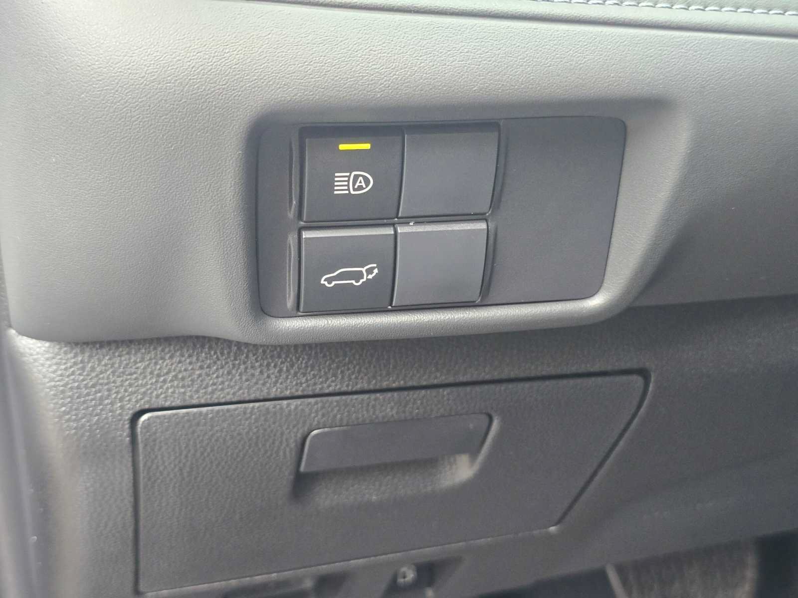 Used 2020 Toyota Highlander XLE AWD/4WD image 24