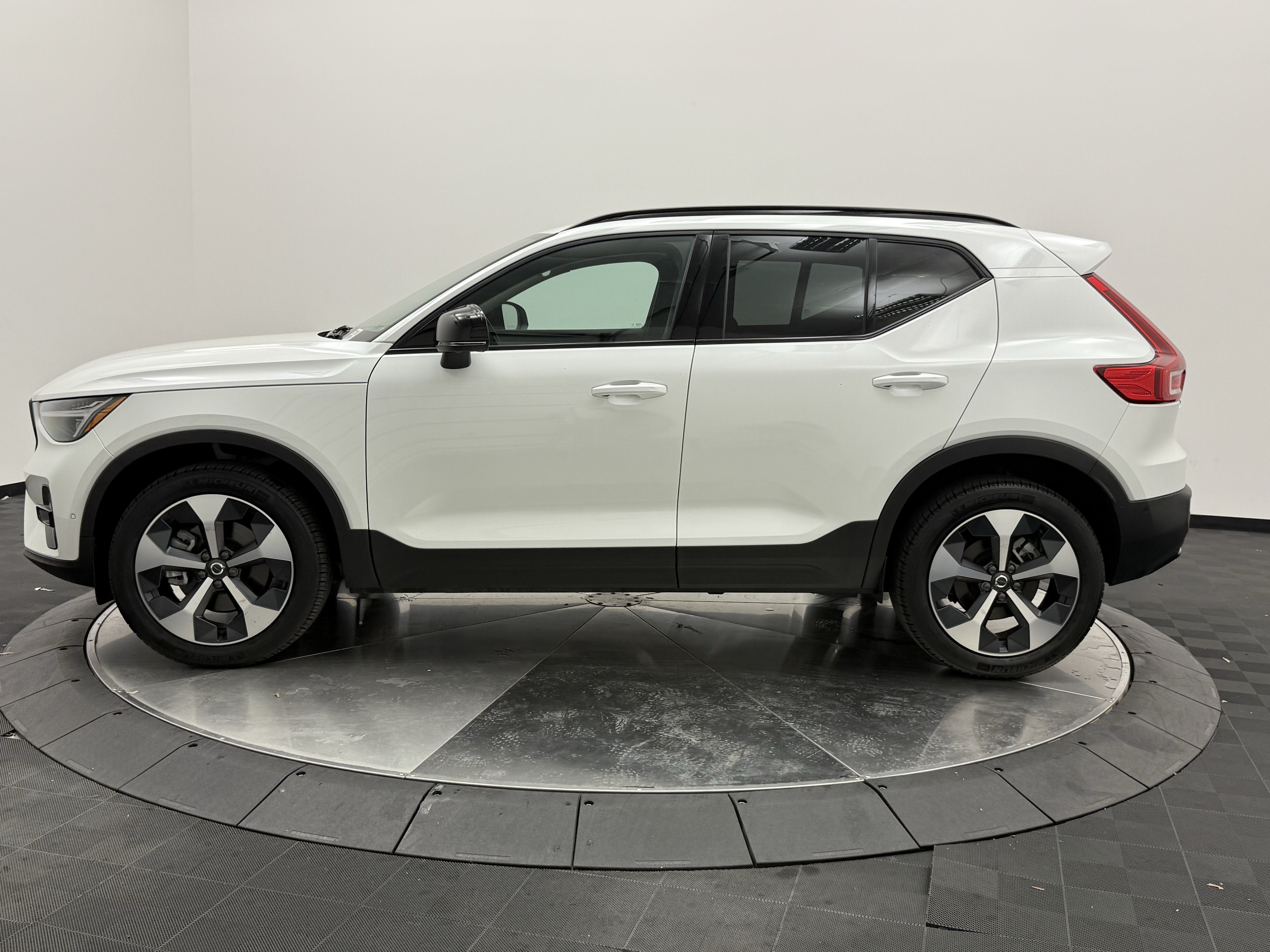 Certified 2026 Volvo XC40 B5 Plus AWD/4WD image 7