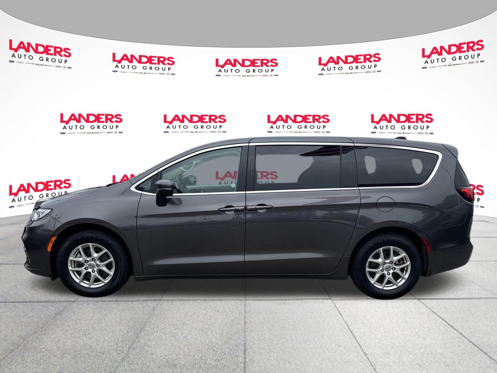 Used 2023 Chrysler Pacifica Touring-L FWD image 6
