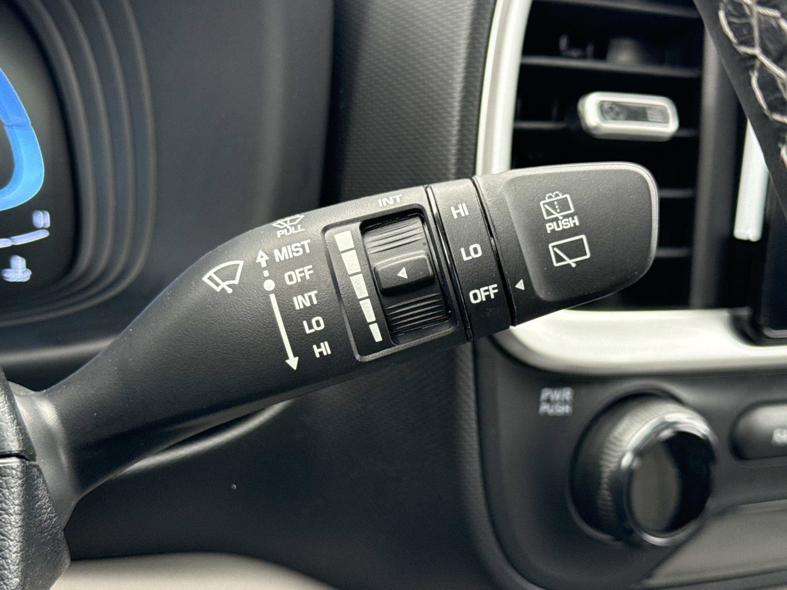 Used 2025 Hyundai Venue SEL image 11