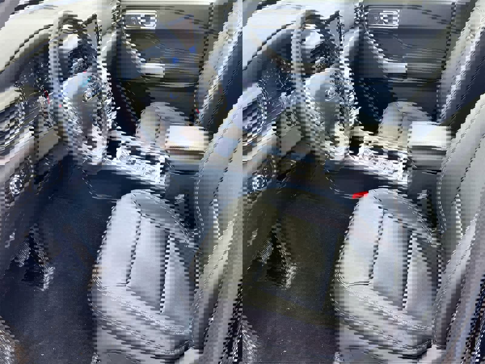 Used 2023 Ford Explorer XLT w/ Equipment Group 202A image 10