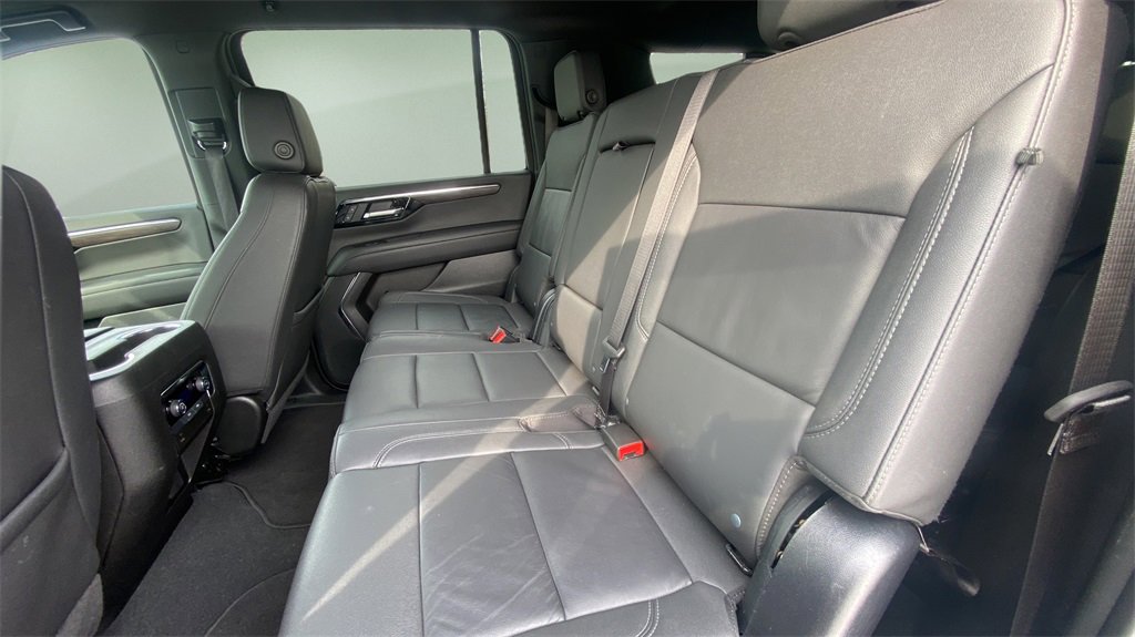 Used 2025 Chevrolet Suburban Z71 image 9