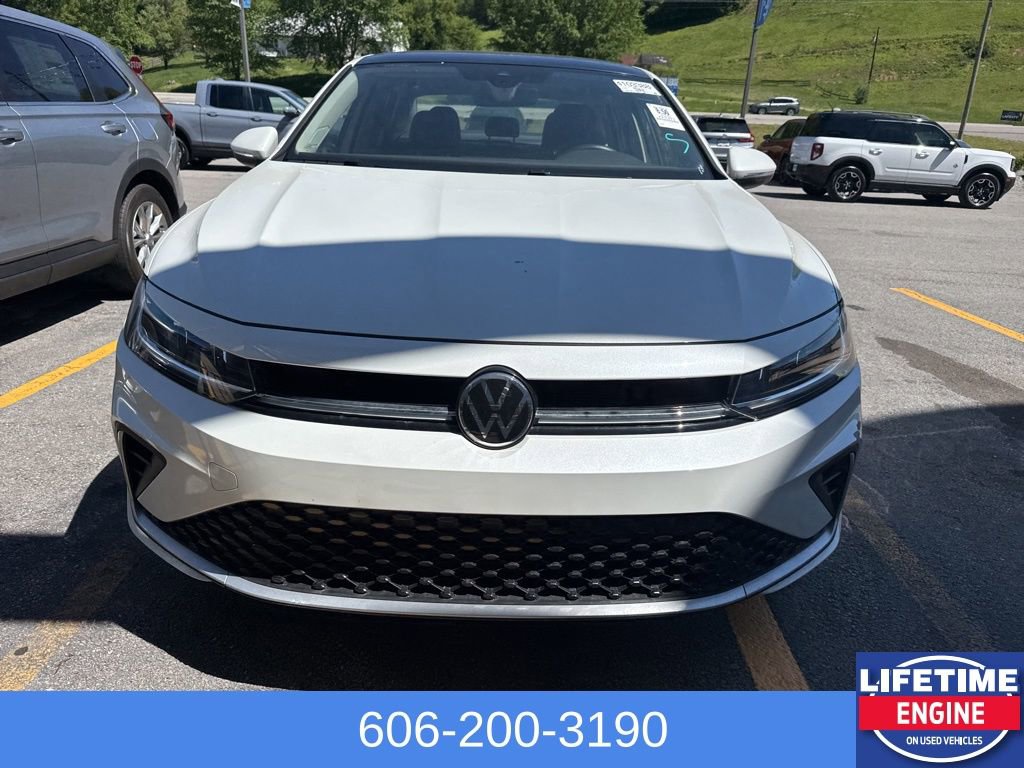 Used 2025 Volkswagen Jetta SEL image 4