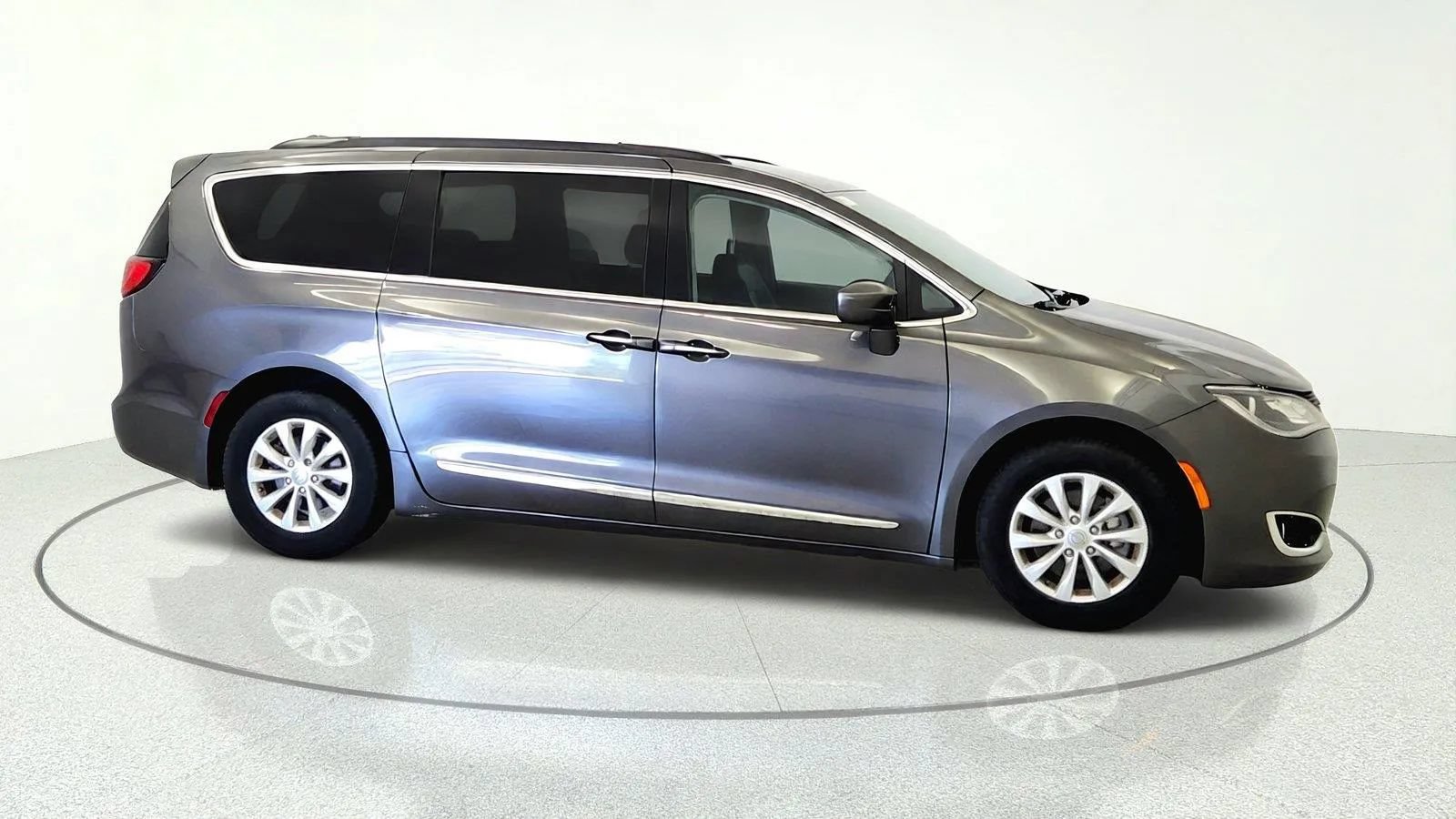 Used 2017 Chrysler Pacifica Touring-L FWD image 10