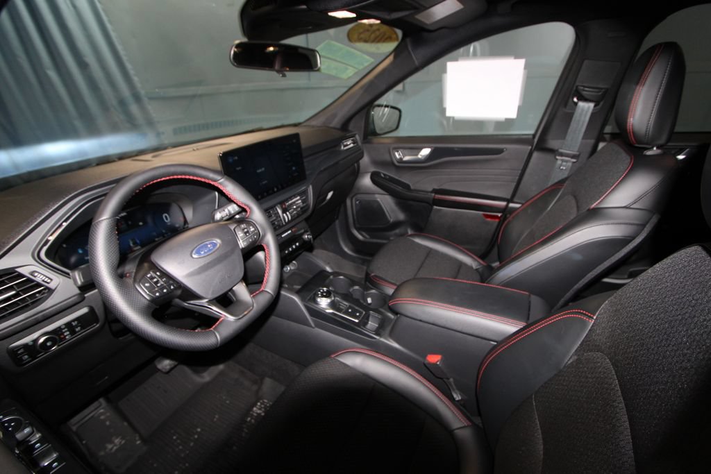 Used 2025 Ford Escape ST-Line Select w/ Tech Pack #2 AWD/4WD image 2
