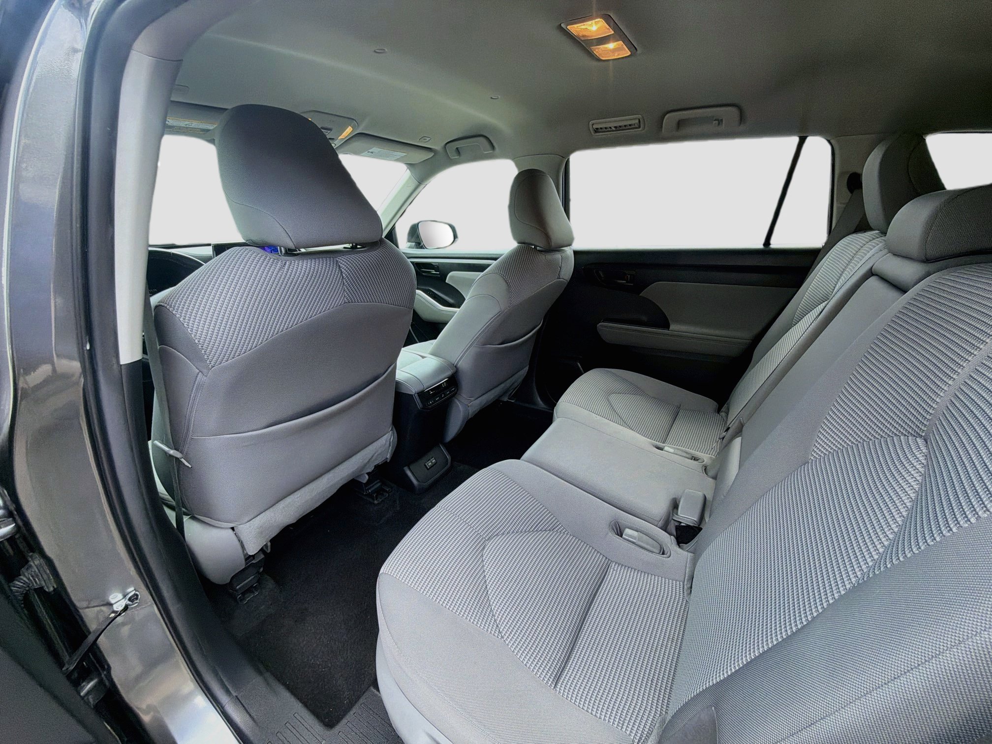 Used 2023 Toyota Highlander LE FWD image 24