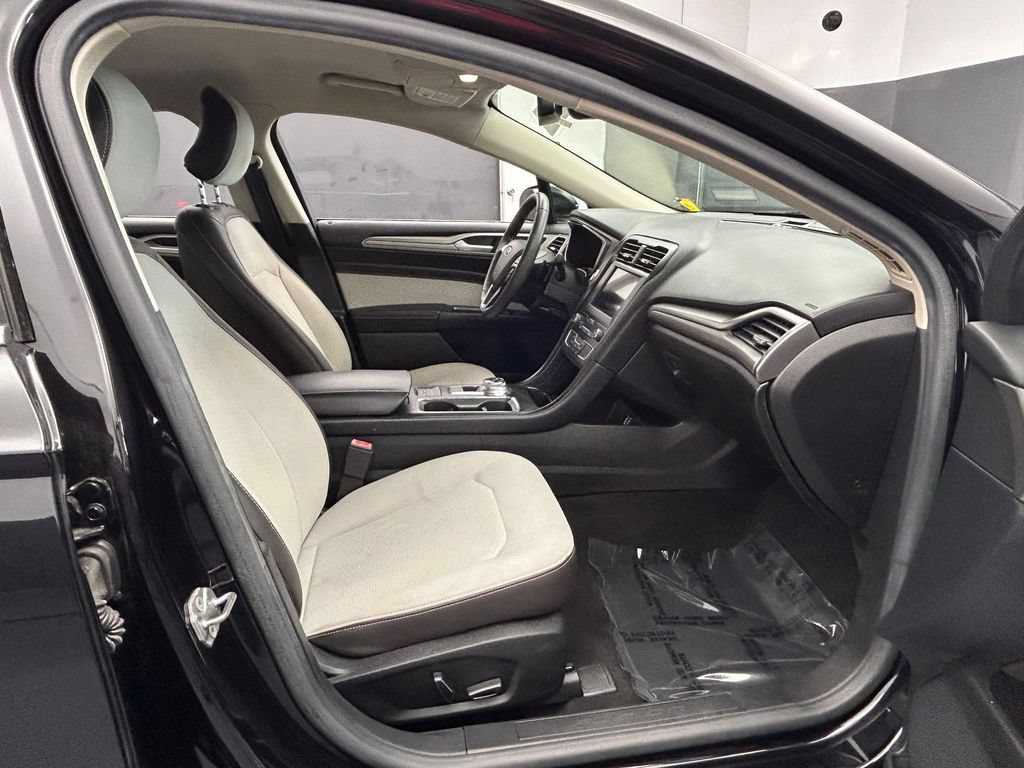 Used 2019 Ford Fusion SE w/ Equipment Group 151A FWD image 12